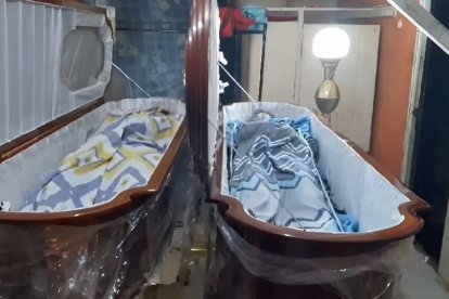 Ambos fueron colocados en los ataúdes, uno cerca del otro.