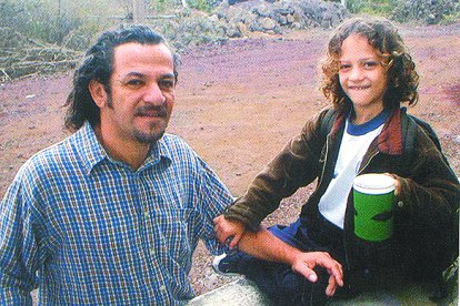 Héctor con uno de sus hijos, quienes también siguieron sus pasos por la música.