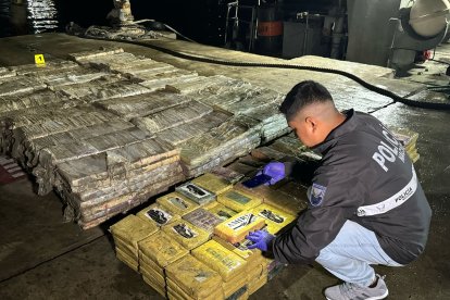 Las autoridades encontraron 40 bultos de droga en la embarcación.
