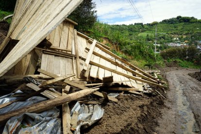La casa de Marcial Paz colapsó ante un deslave en el sector de Ingapi, en Pacto