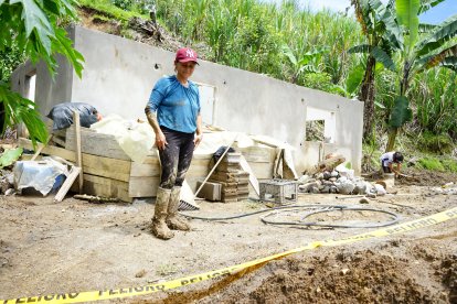 Matilde Orbes alcanzó a sacar a sus hijas de la vivienda antes de que colapsara.
