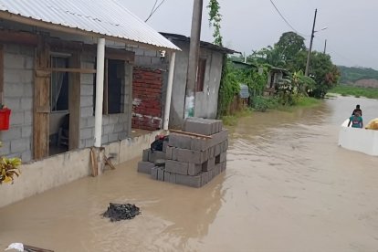 Intensas lluvias provocaron desbordamiento de río en Atacames.