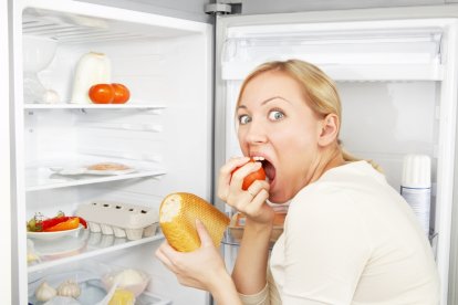 Comer saludable es una de las recomendaciones de los especialistas para evitar el cáncer de mamá.