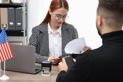 Cualquier persona que ingrese o salga del país con más de US$10.000 en efectivo o en instrumentos monetarios debe declararlo ante la CBP.