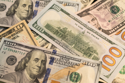 S usted viaja a Estados Unidos con más de 10 mil dólares en efectivo tiene que declararlos ante la Oficina de Aduanas y Protección Fronteriza.