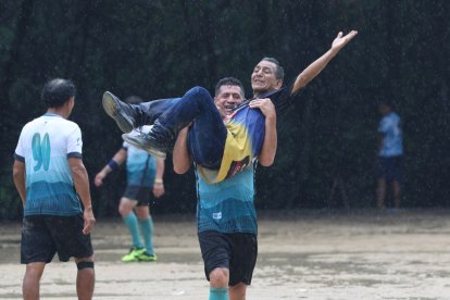 Fabián Oyague hizo un doblete y festejó cargando a un hincha de Col 35.