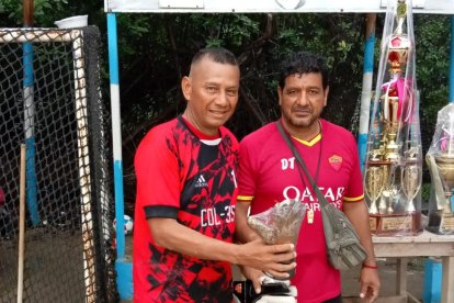 Carlos Barboto, de Col 35, mejor golero del torneo, con José Moreira.