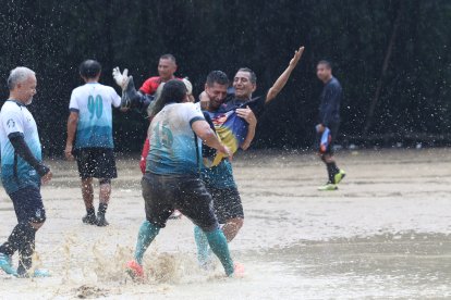 El partido se lo jugo bajo la lluvia en la cancha de la Liga Jardines del Salado.