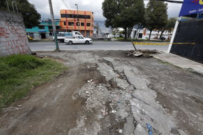 El asfaltado de la calle Sabanilla también está muy deteriorado.