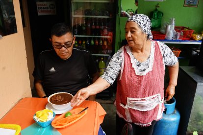 La conocen como Mami Juli por el cariño con el que trata a sus comensales.