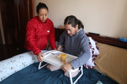 La esposa de Diego lo ayuda en todo lo que puede.