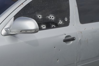 Así quedó el vehícuo atacado.