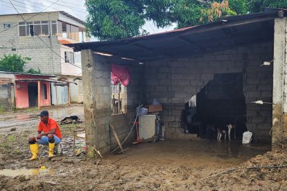 Residentes de unos ocho barrios pasaron apuros por el agua que les ingresó a las casas.