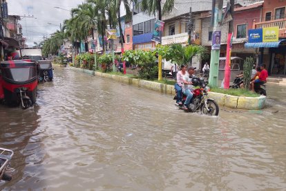 El aumento del caudal del río Vinces inundó varios sectores en el cantón Salitre.
