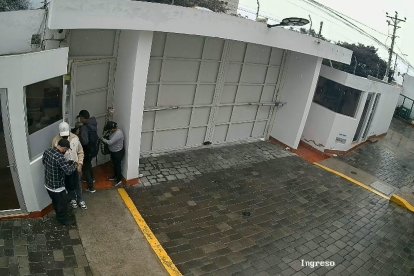 La víctima que fue sometida por los delincuentes reconoció que dos de ellos tenían acento colombiano.