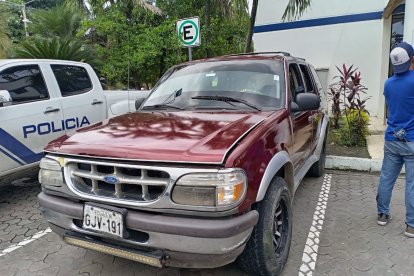 El carro en que se movilizaban los detenidos. En su interior se hallaron las armas de fuego.
