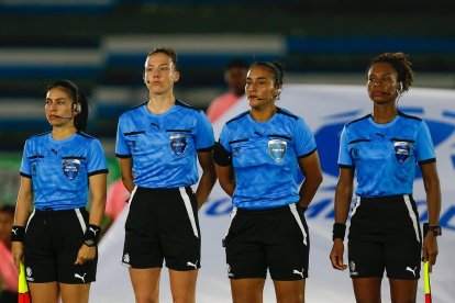 Zambrano (c-d) ha dirigido en tres ediciones de Copa Libertadores femenina.
