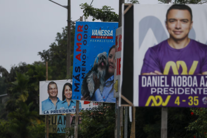 Pancartas y afiches por promoción electoral en postes de Guayaquil.