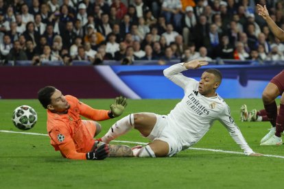 Kylian Mbappé bate a Ederson, este 19 de febrero.