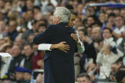 Kylian Mbappé y su abrazo con Carlo Ancelotti este miércoles.