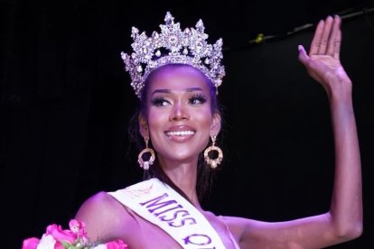 Con la corona de Miss Queen Ecuador.