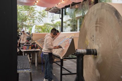 Una bobina con 3.000 metros de papel fue importado desde Asia solo para este proyecto.