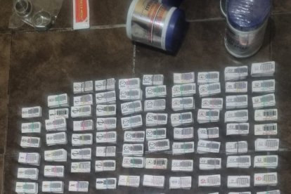 Estos stickers pegaban en las piezas del vehículo y las hacían pasar como nuevas.