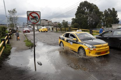 En algunas zonas se acumula el agua, lo que genera un peligro a la ciudadanía.