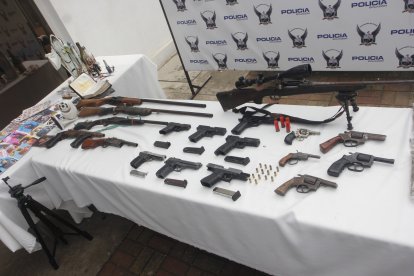 Entre las evidencias hallaron un rifle de largo alcance, pistolas y revólveres.