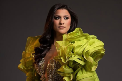 Elba González se disfraza para acudir a votaciones.