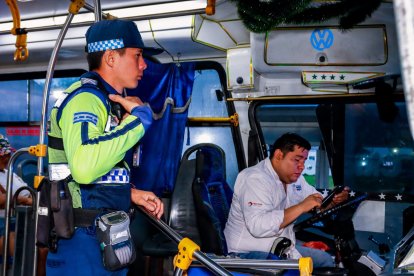 La ATM hizo operativos a buses en Guayaquil.