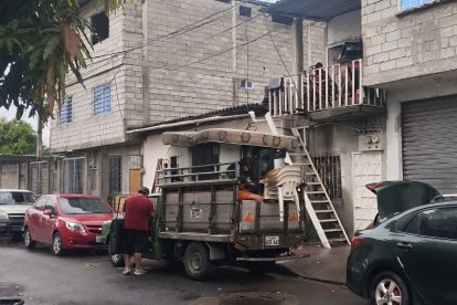 En el lugar donde fue asesinado el joven de 28 años, aún quedan manchas de sangre.