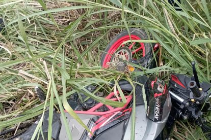 La moto en que presuntamente iban las víctimas.