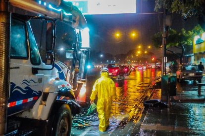 Algunas calles quedaron anegadas por la torrencial lluvia.