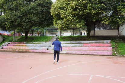 El criminal atravesó la cancha de básquet antes de asesinar a su víctima.