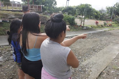 Vecinos señalan la zanja donde el niño cayó y fue arrastrado por la corriente.