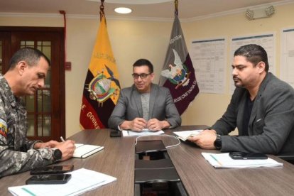 Fausto Buenaño (c) fue ministro del Interior por seis días.