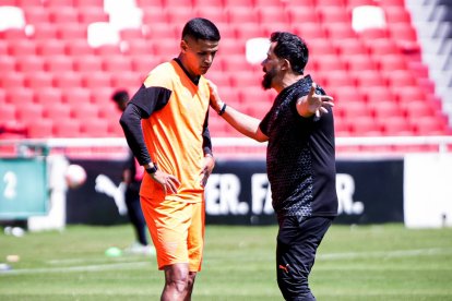 El DT Pablo Sánchez (d) ya podrá contar con el delantero Álex Arce (i).