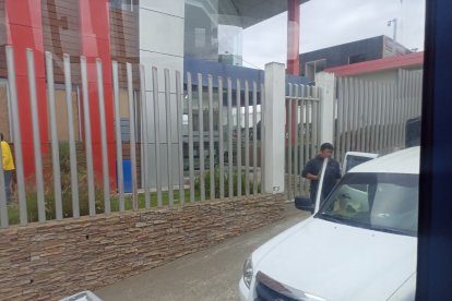 Familiares retiraron los cadáveres del Centro Forense de Ambato.