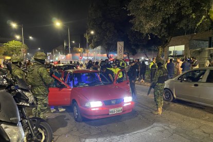 La fuerza pública también revisaron los vehículos que circulaban por la zona.