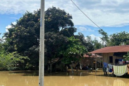 El agua de los ríos y de las lluvias tienen cubiertas extensas zonas de Babahoyo.