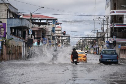 Por la acumulación del agua en las calles, dueños de algunos negocios abrieron sus puertas a las 10:00.