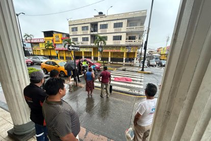 Personal pide que familiares se acerquen a la morgue para reconocer al abuelito.