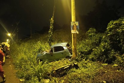 El vehículo fue encontrado entre la maleza.