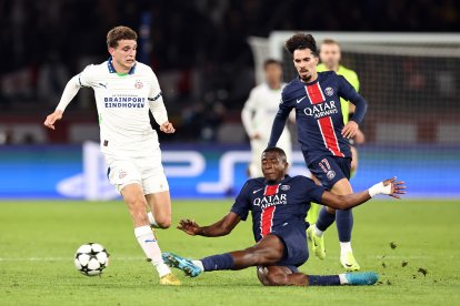 William Pacho es titular fijo en PSG.