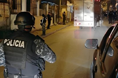 Los policías investigan el hecho que ha conmocionado a los habitantes.