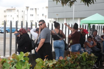Familiares en los exteriores de la morgue esperando información de los cuerpos.