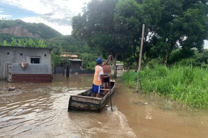 En canoa deben trasladarse en Muisne.