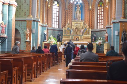 En el centro del altar, está la imagen de la Virgen María, tallada en Francia.
