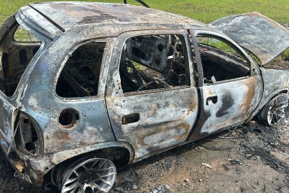 El carro del agente policial fue encontrado incinerado en un sector de Baba.